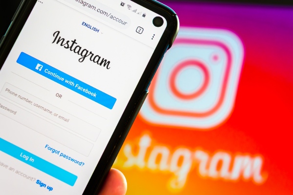See Your Girlfriend's Instagram Messages